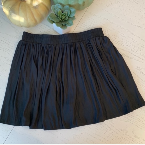BCBGMAXAZRIA “Sheena” Skirt
Size S - Picture 3 of 4